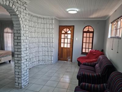 Cottage For Rent in Windsor Park, Cape Town
