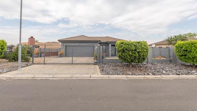 House For Sale in Viking Village, Kraaifontein